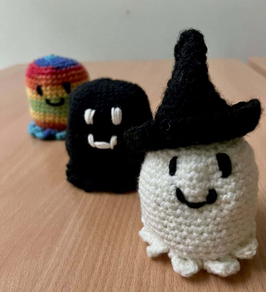 picture of crochet ghosts in a witches hat